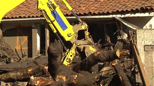 2018 캘리포니아주 몬테시토에서 토마스 이후의 산사태로 피해를 조사하는 소방관 — 비디오
