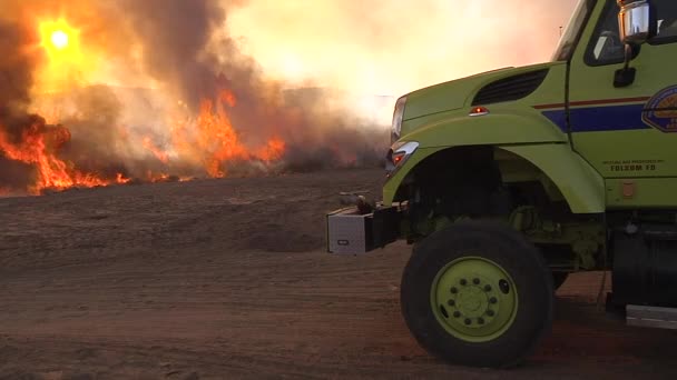 2017 Firefighters Look Blaze Burns Out Control California — Stock Video