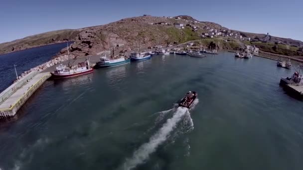 北極海の港に入るモーターボートの上空 — ストック動画
