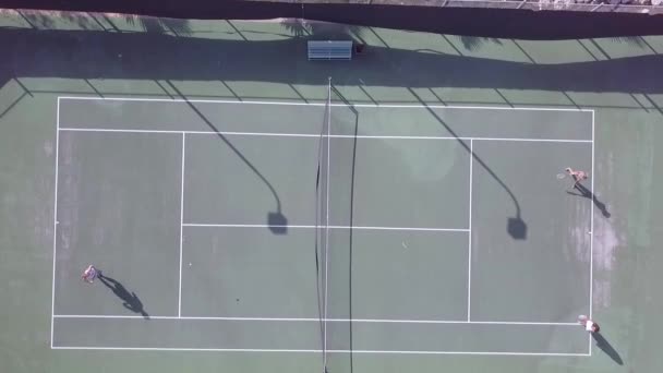 Circa 2018 テニスコートでテニスの試合をしている人の上に高角度ドローン ロイヤリティフリーのストック動画