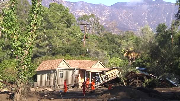 2018 Pemadam Kebakaran Memeriksa Kerusakan Akibat Tanah Longsor Montecito California — Stok Video