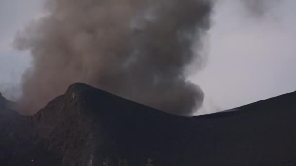 カーボベルデ火山がアフリカ沿岸のカーボベルデ島で噴火 — ストック動画