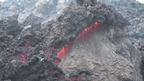 カーボベルデ火山からの溶岩流はアフリカ沿岸のカーボベルデ島で噴火する — ストック動画