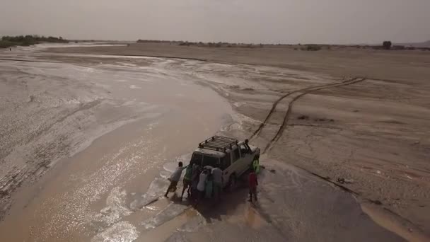 Circa 2018 Pessoas Empurrando Jipe 4X4 Para Fora Rio Lamacento — Vídeo de Stock