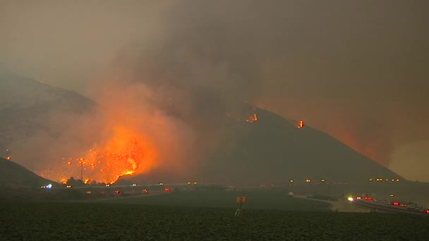 2017 Thomas Fire Płonie Nocy Wzgórzach Nad Autostradą 101 Pobliżu — Wideo stockowe