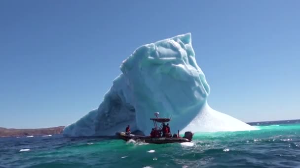 在北极 乘黄道带船的研究人员经过一个巨大的冰山 — 图库视频影像