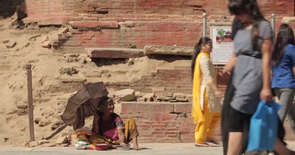 Ludzie Przechodzą Obok Ignorują Bezdomnego Żebraka Ulicach Indii Lub Nepalu — Wideo stockowe