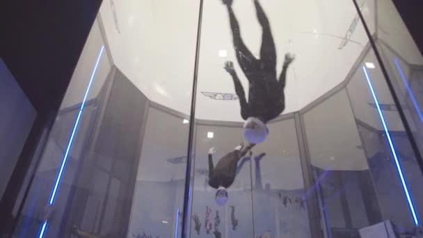 Circa 2018 Indoor Windtunnel Skydiving Een Futuristische Actie Avontuurlijke Sport — Stockvideo