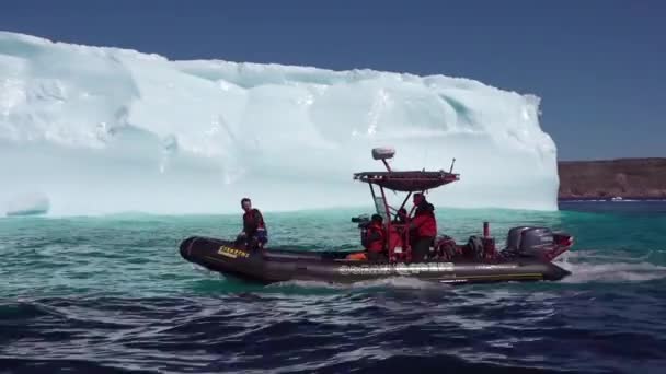 Pesquisadores Barco Zodíaco Passam Por Iceberg Maciço Ártico — Vídeo de Stock