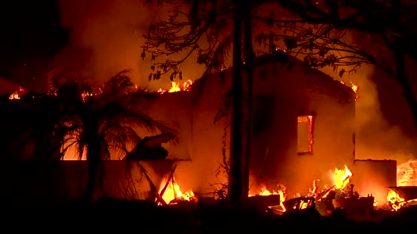 2018年 カリフォルニア州ゴレタのホリデーファイア中の夜に家が燃える — ストック動画