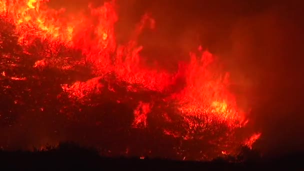 2017 Das Thomas Fire Inferno Brennt Nachts Gras Über Der — Stockvideo