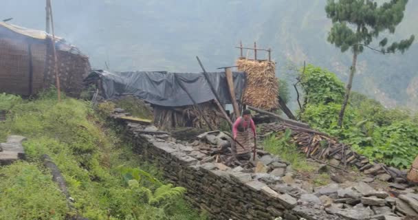 Uma Mulher Nepalesa Empilha Pedras Frente Uma Tenda Improvisada Para — Vídeo de Stock