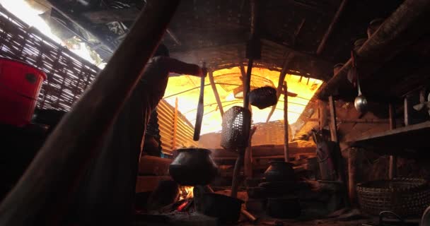 Una Mujer Cocina Sobre Fuego Abierto Dentro Casa Tíbet Nepal — Vídeo de stock