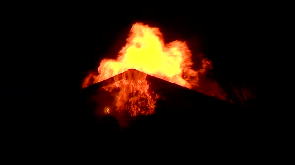 2018年 カリフォルニア州ゴレタのホリデーファイア中の夜に家が燃える — ストック動画