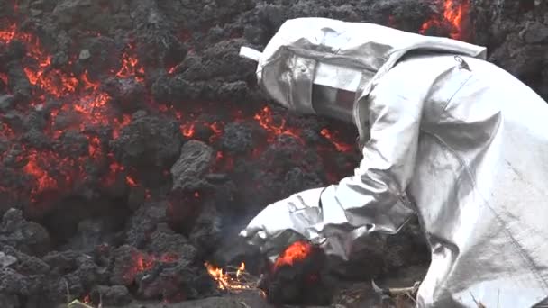 Ένας Άντρας Μια Λάβα Ρέει Από Ηφαίστειο Κάμπο Βέρντε Εκρήγνυται — Αρχείο Βίντεο