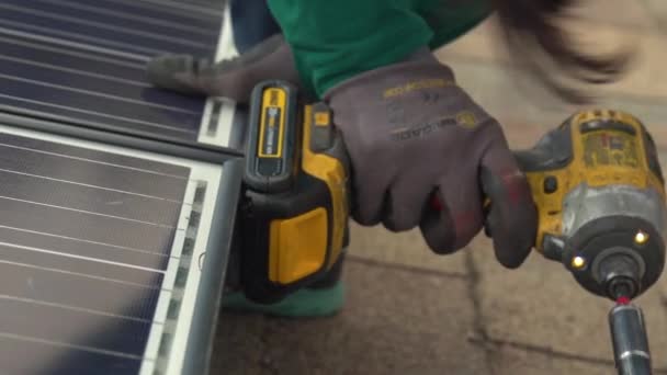 Werknemers Installeren Zonnepanelen Het Dak Van Een Middenklasse Huis — Stockvideo