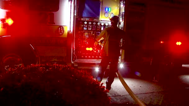 2018 Bombeiros Usam Água Hidrante Durante Incêndio Férias Goleta Califórnia — Vídeo de Stock