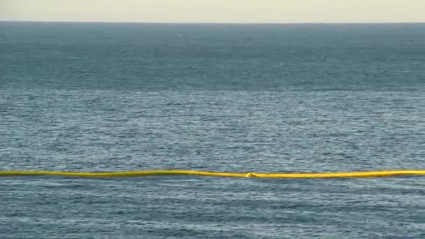 2015 緊急ボートは カリフォルニア州サンタバーバラのレフジオ油流出事故後の大規模なビーチクリーンアップ努力の後 保護網を構築しました — ストック動画