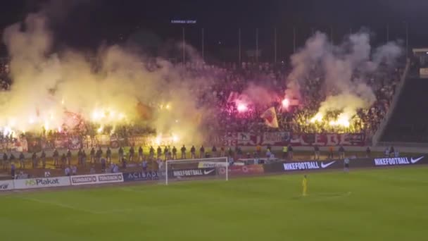 Novi Sad Serbia Circa 2018 サッカーフーリガンがセルビアのノヴィ サドでサッカー試合でクレイジー暴動になると暴動と火災が発生 — ストック動画