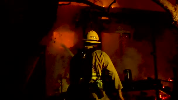 2017 Bombero Lucha Contra Enorme Incendio Una Ladera Durante Incendio — Vídeos de Stock