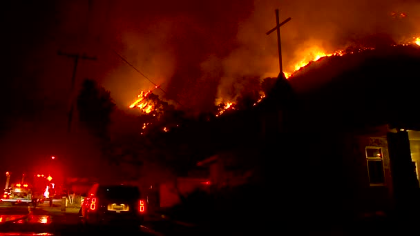 2017 カリフォルニア州ベンチュラの丘の中腹の近所は トーマス火災の間 夜に脅かされています — ストック動画