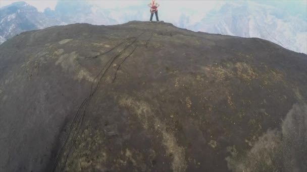 ベルデ岬火山の上空の優れた航空機リムを見守る探検家と — ストック動画