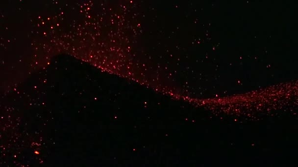 ヴェルデ火山はアフリカ沿岸のカーボベルデ島の壮大なファッションで夜に噴火する — ストック動画