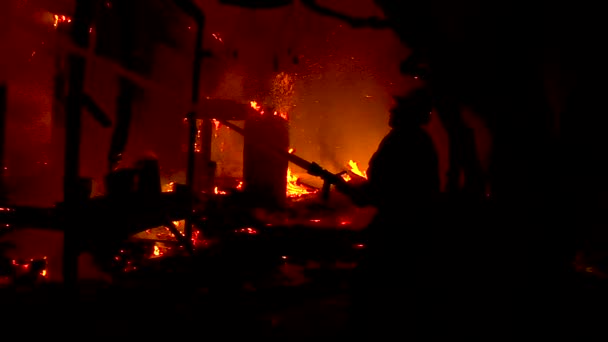 2017 消防士がシルエットに立って ベンチュラとカリフォルニア州サンタバーバラ郡のトーマス火災の間に巨大な丘の中腹の炎と戦う — ストック動画