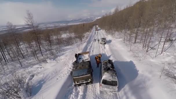Aéreo Carros Caminhões Presos Neve Deserto Sibéria — Vídeo de Stock