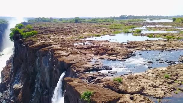 Zambia Circa 2018 観光客は滝の端を垣間見るために悪魔のプール ビクトリアの滝 ザンビアに集まります — ストック動画