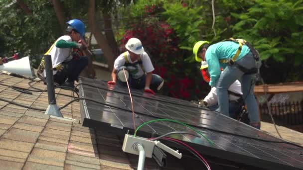 Los Trabajadores Instalan Paneles Solares Techo Una Casa Clase Media — Vídeos de Stock