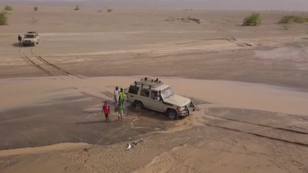 Circa 2018 Pessoas Empurrando Jipe 4X4 Para Fora Rio Lamacento — Vídeo de Stock