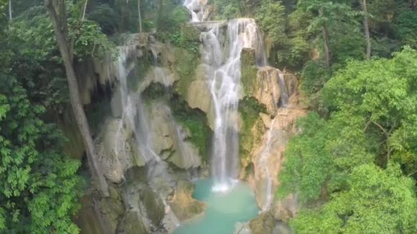 ジャングルの中の小さな熱帯の滝の上の空中 — ストック動画