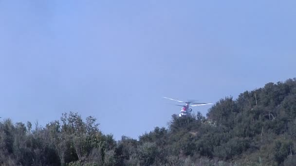 2017 Löschhubschrauber Lassen Wassertropfen Auf Das Thomas Feuer Kalifornischen Santa — Stockvideo