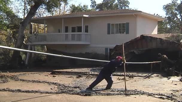 2018 Пожарные Инспектируют Повреждения Оползней Монтесито Калифорния После Пожара Томасе — стоковое видео