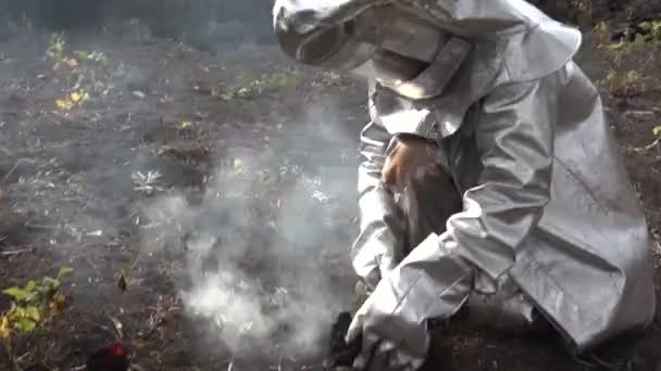 一名身穿防火服的男子检查了非洲沿海佛得角岛上从佛得角火山喷发而来的熔岩流 — 图库视频影像