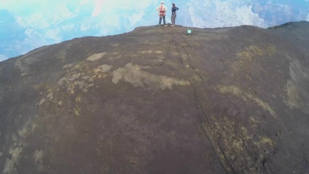 Uma Excelente Antena Sobre Vulcão Cabo Verde Com Dois Exploradores — Vídeo de Stock