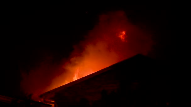 2018 Uma Casa Queima Noite Durante Incêndio Férias Goleta Califórnia — Vídeo de Stock