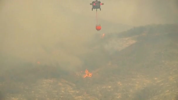 2017 消防ヘリコプターは カリフォルニア州サンタバーバラのトーマス火災で水滴を作る — ストック動画