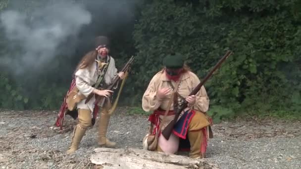 Mannen Komen Uit Het Bos Een Strijd Leveren Deze Televisiestijl — Stockvideo