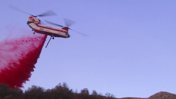 2017 Löschhubschrauber Lassen Wassertropfen Auf Das Thomas Feuer Kalifornischen Santa — Stockvideo