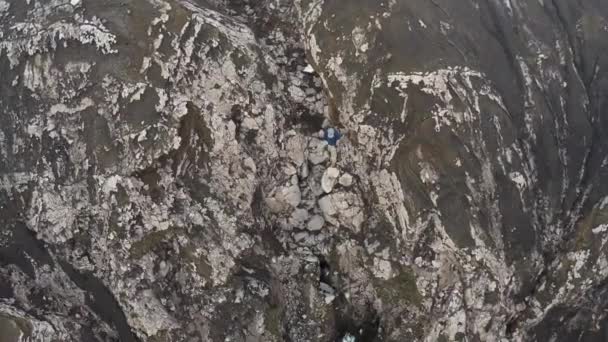 Aerial Mountain Climbers Curam Cliff — Stok Video
