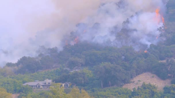 2017年 トーマス火災がカリフォルニア州サンタバーバラ郡モンティート近くの大邸宅の上で発生 — ストック動画