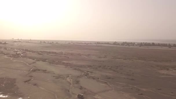 Circa 2018 美丽的空中四轮驱动吉普车穿越吉布提或索马里沙漠 — 图库视频影像