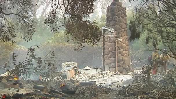 2017 火災の乗組員は カリフォルニア州サンタバーバラとベンチュラ郡の破壊的なトーマス火災の後 焼けて充電された家の周りを飛び回る — ストック動画