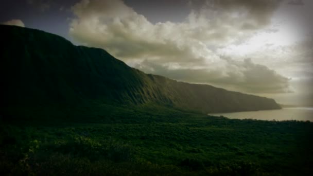 ハワイの険しい崖の上の時間の経過の流れの中で美しい雲 — ストック動画