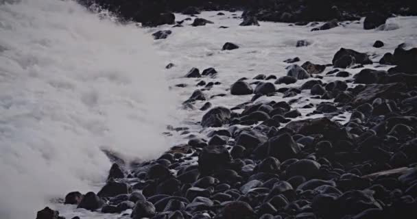 大浪慢吞吞地滚进夏威夷海岸 沿着岩石海岸冲破 — 图库视频影像