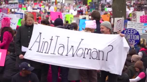 Protestanter Håller Skyltar Som Främjar Kvinnors Rättigheter Trump Rallyn Washington — Stockvideo