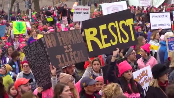 Время Митингов Против Трампа Вашингтоне Демонстранты Держат Плакаты Марши — стоковое видео