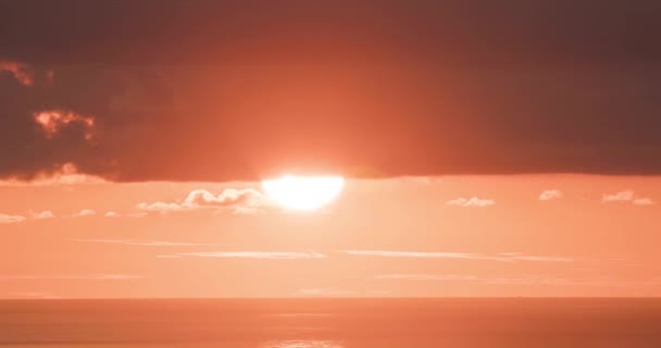 随着时间的流逝 太阳落在一个巨大的橙色球上 — 图库视频影像